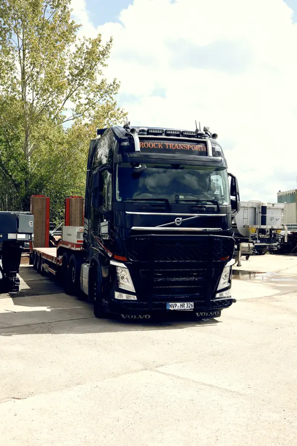 Volvo Zugmaschine mit Tieflader